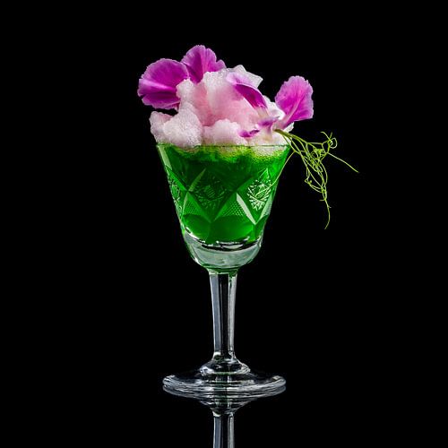 Helder groene cocktail met bloemen