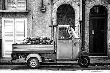 Een Piaggio Ape vol met meloenen op Siclië in Italië. van Ron van der Stappen