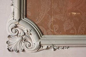 Ein reicher Wandanstrich in einem verlassenen Schloss
