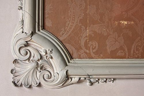 Een rijke wandafwerking  in een verlaten kasteel