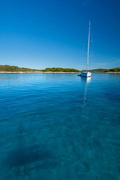 Zeilboot in Adriatische Zee Middellandse Zee in Kroatië met mooie blauwe hemel en water van Daniel Pahmeier