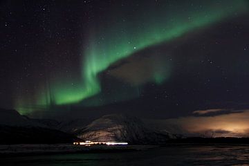 Aurora Borealis met dorpje in noord Noorwegen van De_Taal_Fotograaf