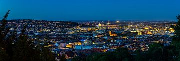 Duitsland, panorama van verlichte skyline van de stad Stuttgart bij nacht van adventure-photos