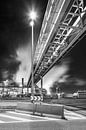 Pipeline brug over de weg in de buurt van de raffinaderij in de nacht, Antwerpen van Tony Vingerhoets thumbnail