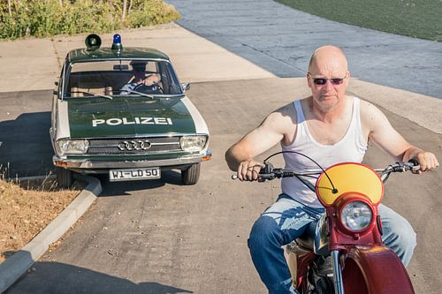 Der Rebell auf der Flucht vor dem Oldtimer Audi 100