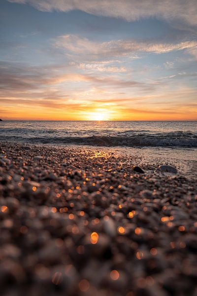 Sonnenaufgang am Strand an der Küste Sardiniens von Leo Schindzielorz