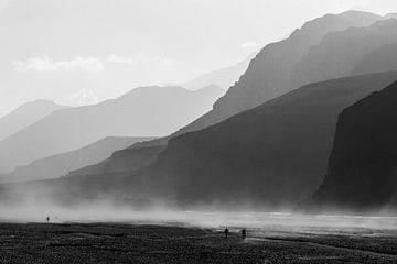 Wandelen door een rivierbedding in de Himalaya | Nepal van Photolovers reisfotografie