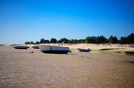 Boten op het strand bij laagwater van Youri Mahieu thumbnail