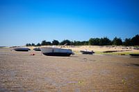 Boten op het strand bij laagwater
