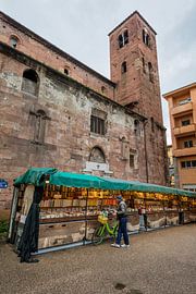 Bücherstand an der Kirche in Lucca, Toskana, Italien