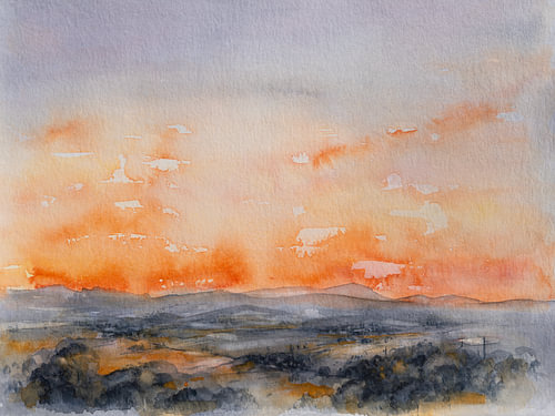 Ciel lumineux au-dessus des collines et des champs