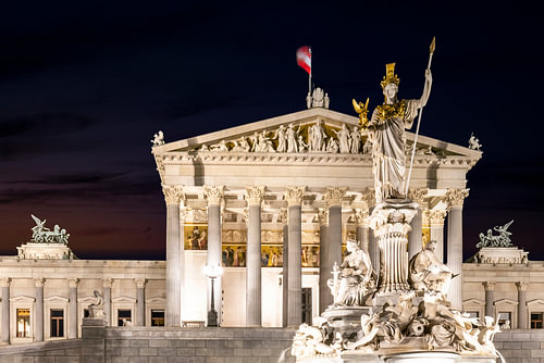 Het parlement en de Athene-fontein in Wenen bij nacht