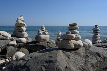 Gestapelte Kieselsteine in der Normandie von Peter Bartelings