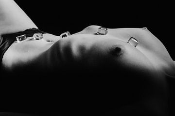 schöner Frauenkörper, der von den Brüsten bis zum Bauchnabel mit Eiswürfeln bedeckt ist von Retinas Fotografie