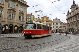 Tram rijdend door Praag sur Sanne  Klaassen