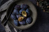 Still life of blue plums by Anoeska Vermeij Fotografie thumbnail