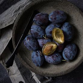 Still life of blue plums by Anoeska Vermeij Fotografie