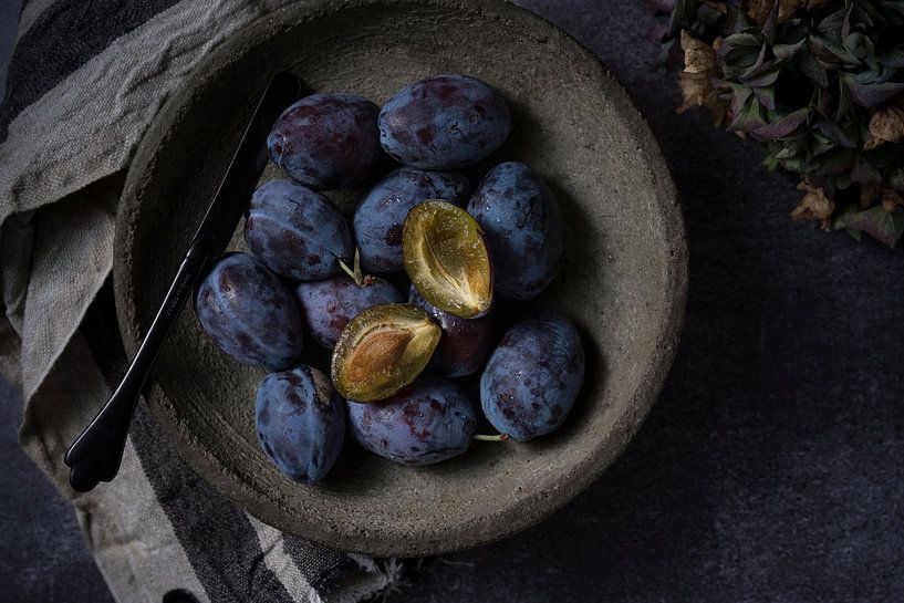 Still life of blue plums by Anoeska Vermeij Fotografie