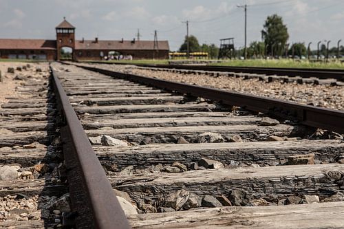 treinrails naar de poort van Auswitz-Birkenau