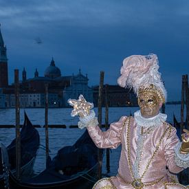 Modell während des Karnevals in Venedig in der Abenddämmerung. von Tanja de Mooij