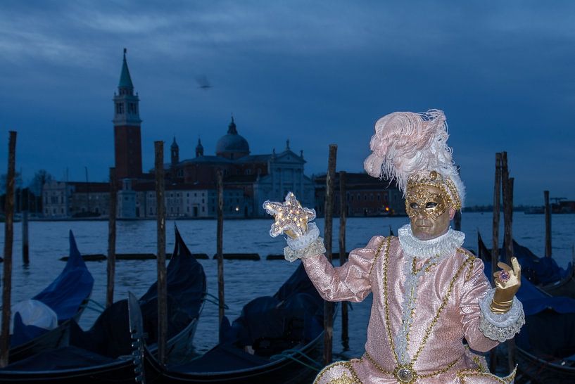 Modell während des Karnevals in Venedig in der Abenddämmerung. von Tanja de Mooij