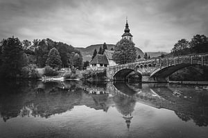 Kerk en stenen brug in zwart-wit - Bohinjsko jezero, Slovenië