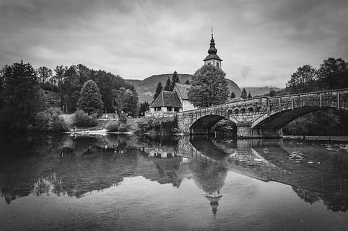 Église et pont de pierre en noir et blanc - Bohinjsko jezero, Slovénie  **Description:** sur Daan Duvillier | Photos urbaines et paysages artistiques