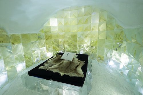 Slaapkamer met de hand uit ijs uitgesneden in het IceHotel 365 in Jukkasjärvi, Lapland in Zweden