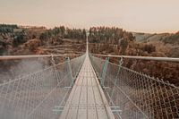 Pont suspendu dans le brouillard