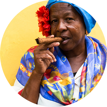 Oude vrouw met traditionele kleren en sigaar in oude stad van Havana Cuba van Dieter Walther