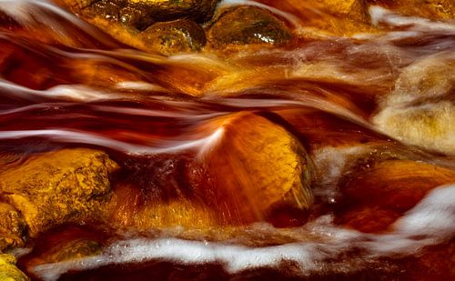 Een mini landschap van de rode rivier, riotinto, Spanje