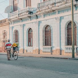 Havana Cuba - Man met zonnebloemen op de fiets van Vincent Versluis
