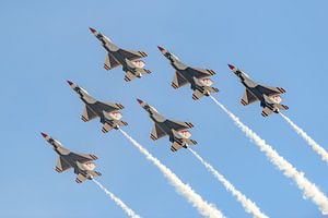 Les Thunderbirds de l'U.S. Air Force en formation delta.