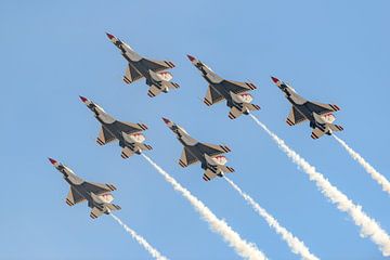 U.S. Air Force Thunderbirds in de delta formatie. van Jaap van den Berg