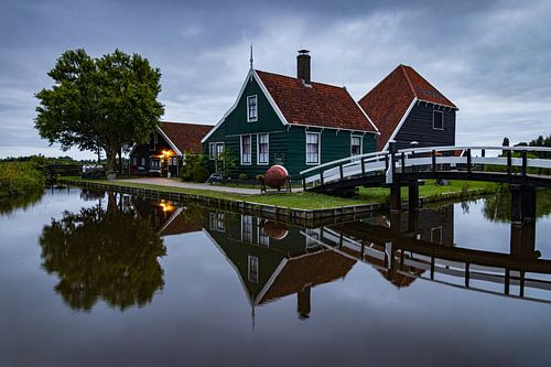 Kaasboerderij De Catharina Hoeve op de Zaanse Schans onder een grijs wolkendek