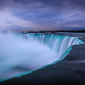 Niagara watervallen gedurende zonsopkomst vanuit Canada van Timo  Kester