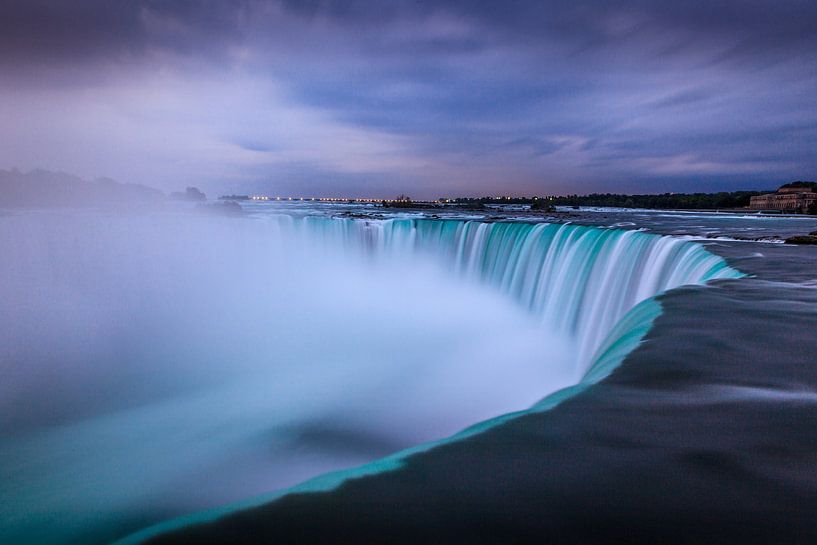 Niagara watervallen gedurende zonsopkomst vanuit Canada van Timo  Kester