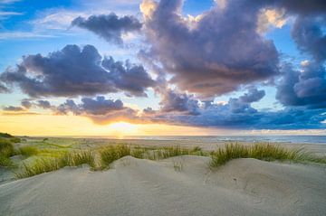Zonsondergang op het strand van Texel met zandduinen op de voorgrond