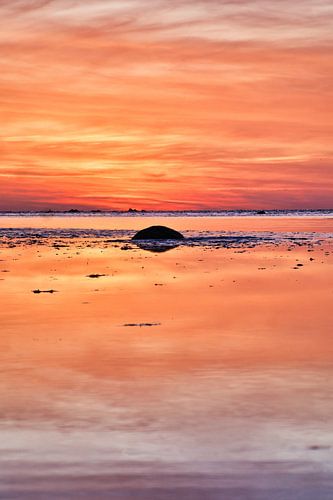 Steen op het strand bij zonsondergang in Poel, romantisch
