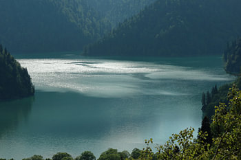 Sonnenlicht auf smaragdgrünem Wasser