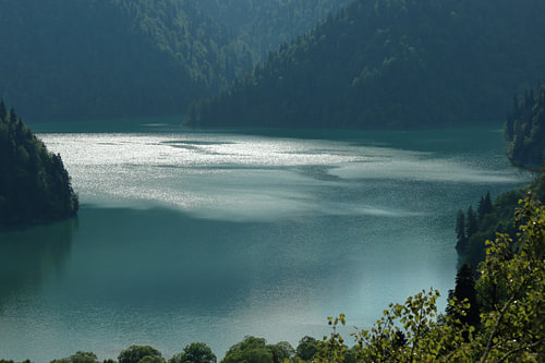 Sonnenlicht auf smaragdgrünem Wasser