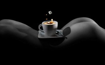 Koffiekopje erotisch op lichaam van Alex Neumayer