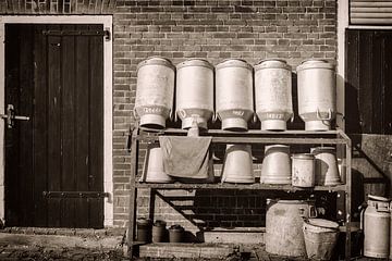 Melkbussen op een rij van Jan van der Knaap