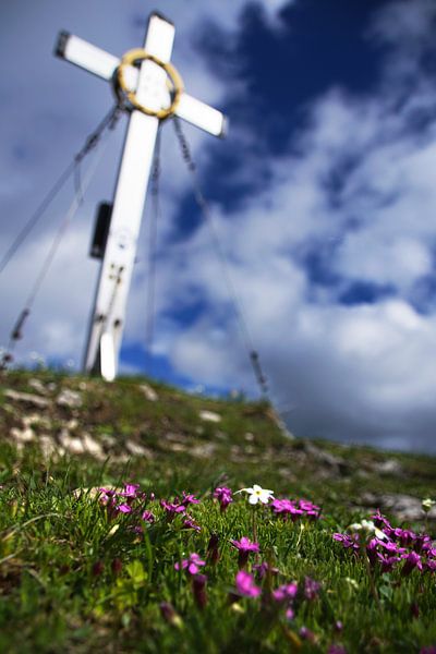 Traumhaft schön 🌫️🏔️ – Berge im Nebel und Wolken erzeugen diese ganz besondere, mystische Stimmung, die viele Menschen sofort berührt. von Miriam Schwarzfischer Fotografie