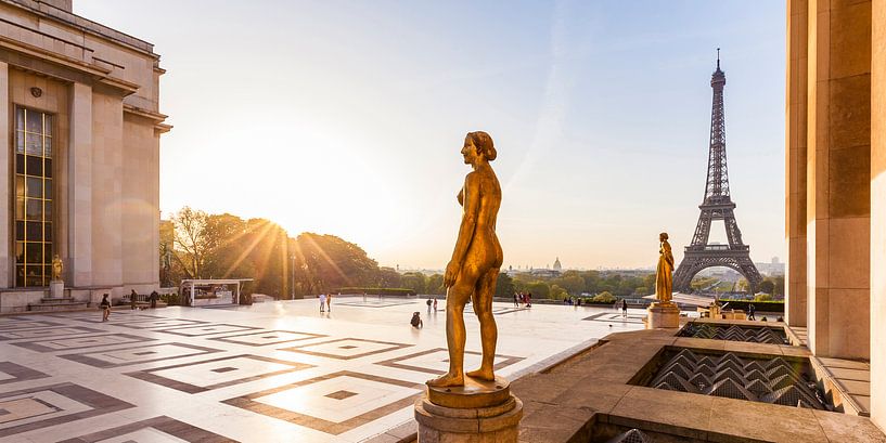 Place du Trocadéro en de Eiffeltoren in Parijs van Werner Dieterich