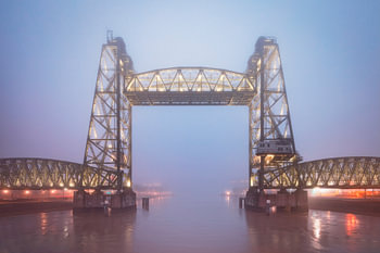 Oude spoorbrug De Hef in een mistig blauw uurtje