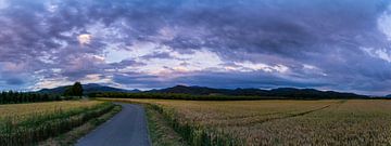 Duitsland, XXL Zwarte woud berglandschap panorama in twiligh van adventure-photos