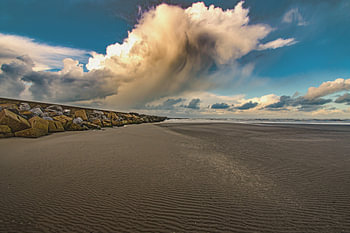 Stürmisches Wetter an der Küste bei IJmuiden, Holland