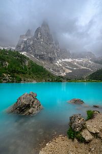 Lago di Sorapis in den Dolomiten mit Nebel und Wolken