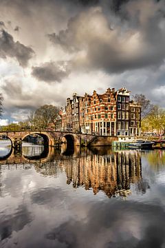 Threatening sky over the Brouwersgracht in Amsterdam by Frans Lemmens